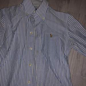 Blåvit randig Ralph Lauren skjorta i XS! I väldigt fint skick :)