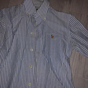 Ralph lauren  - Blåvit randig Ralph Lauren skjorta i XS! I väldigt fint skick :)