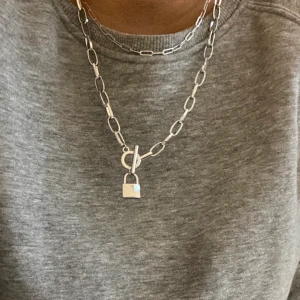 Halsband - Asballt halsband köpt den ginatricot. Endast använt två gånger så det är i nyskick. !Frakten är inräknat i priset! 