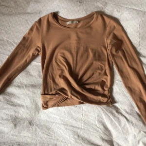 H&M topp - Bra skick, knappt använd. Tight magtröja.