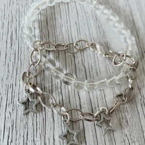 Armband  - 2 st helt nya armband. 1 st silverpläterat med tre stjärnor. 1 st glaspärlor. 65 kr inkl frakt! 