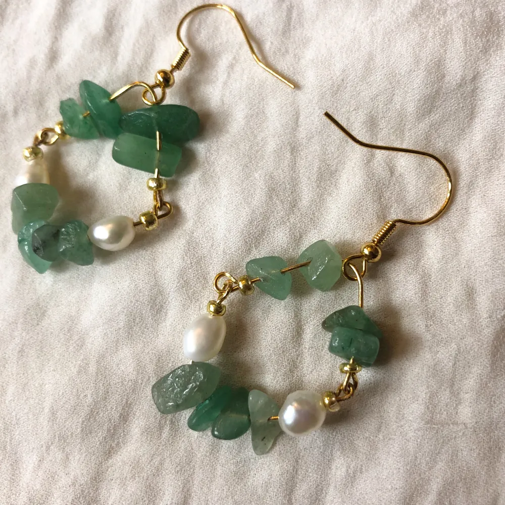 Kristall örhängen med färskvatten pärlor.  Green aventurine - Green aventurine is known as the “stone of opportunity,”  thought to be the luckiest of all crystals, It is believed to help enhance the wealth and prosperity of an individual.  . Accessoarer.