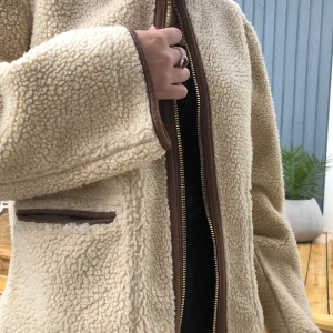 Reversibel jacket - En snygg varm jacka i äkta fårskinn går att bära på två sätt. Väldigt bra skick, nästan aldrig använd. Nypris; 1 000kr. Lägg ett bud i kommentarerna :) Budgivningen slutar imorgon 25/09 kl 20.00! Ledande bud: 450kr 