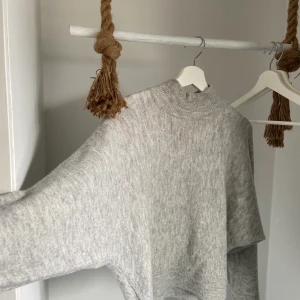 Stickad tröja🤍🤍 - Stickad tröja från hm, en lite kortare modell som sitter åt lite i midjan. Köparen står för frakt💙💙