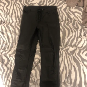 Skinnbyxor  - Skinnbyxor från vero Moda i storlek L men passar även M. Säljer för har ingen användning av dem . Inga skador