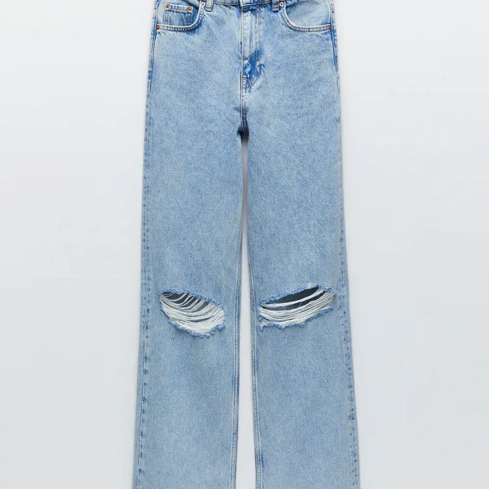 Intressekoll på HELT OANVÄNDA jeans från zara. Fick hem paketet för några dagar sen bara så dem är sprillans nya. Säljer pga köpte fel modell 🤍 Frakt tillkommer 🤩. Jeans & Byxor.