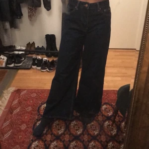 Jeans (vida ben)  - Vanliga, mörkblå jeans i modellen ”wide leg” som är lite oversized från bershka. De sitter bra både med och utan skärp på mig! Säljes på grund av att de inte kommer till användning så mycket. De är nästan som nya! Kan mötas upp i sthlm och frakta:) 
