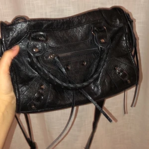 Väska svart  - Säljer min svarta väska som är i fint skick men väl använd. 