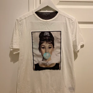 Limitato T-shirt - Knappt använd t-shirt från Limitato (Michael Mobeius design). Motiv - Audrey Hepburn. Nypris - ca 1400kr