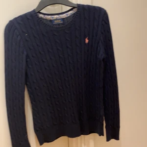 Ralph Lauren stickad tröja  - Den passar både personer som har storlek s och m.  +frakt                                                                                           Från Zalando . Jag kan skicka bild hur det sitter på om man vill se det. Priset kan diskuteras 