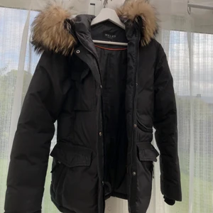 Hollies Livigno srl 38 - Vinterjacka från Hollies i nyskick, endast använd fåtal gånger. Modell Livigno storlek 38. Inga märken eller fläckar på jackan. Äkta avtagbar päls. (Nypris 4500kr) 