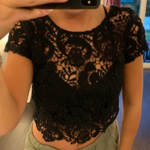 Genomskinlig blus  - Strl s. Helt genomskinlig blommig blus. 