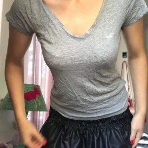 HOLLISTER T-SHIRT - Riktigt mjuk och skön, någorlunda använd v-neck t-shirt från Hollister! Kan skicka eller mötas upp, priset inkluderar frakt. 