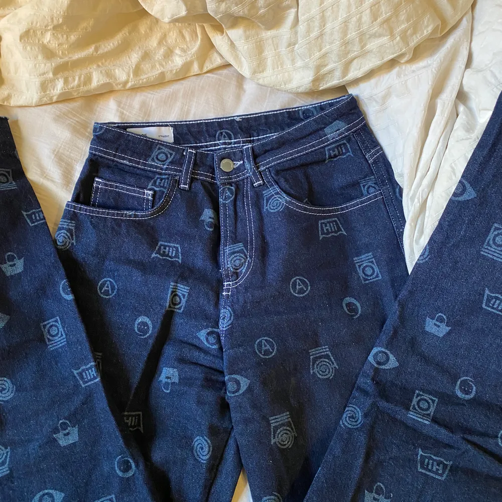 🌂☁️ säljer mina blåa jeans med tryck från asos, de är breda och långa ned till marken för mig som är 166cm (har sprätt upp de snyggt där nere vilket gör de längre) säljer för 150kr, köparen står för frakten 🥰. Jeans & Byxor.