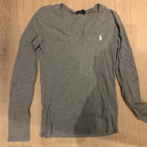 Långärmad - Grå långärmad från Ralph Lauren. Bra och basic funkar till allt. V-ringad