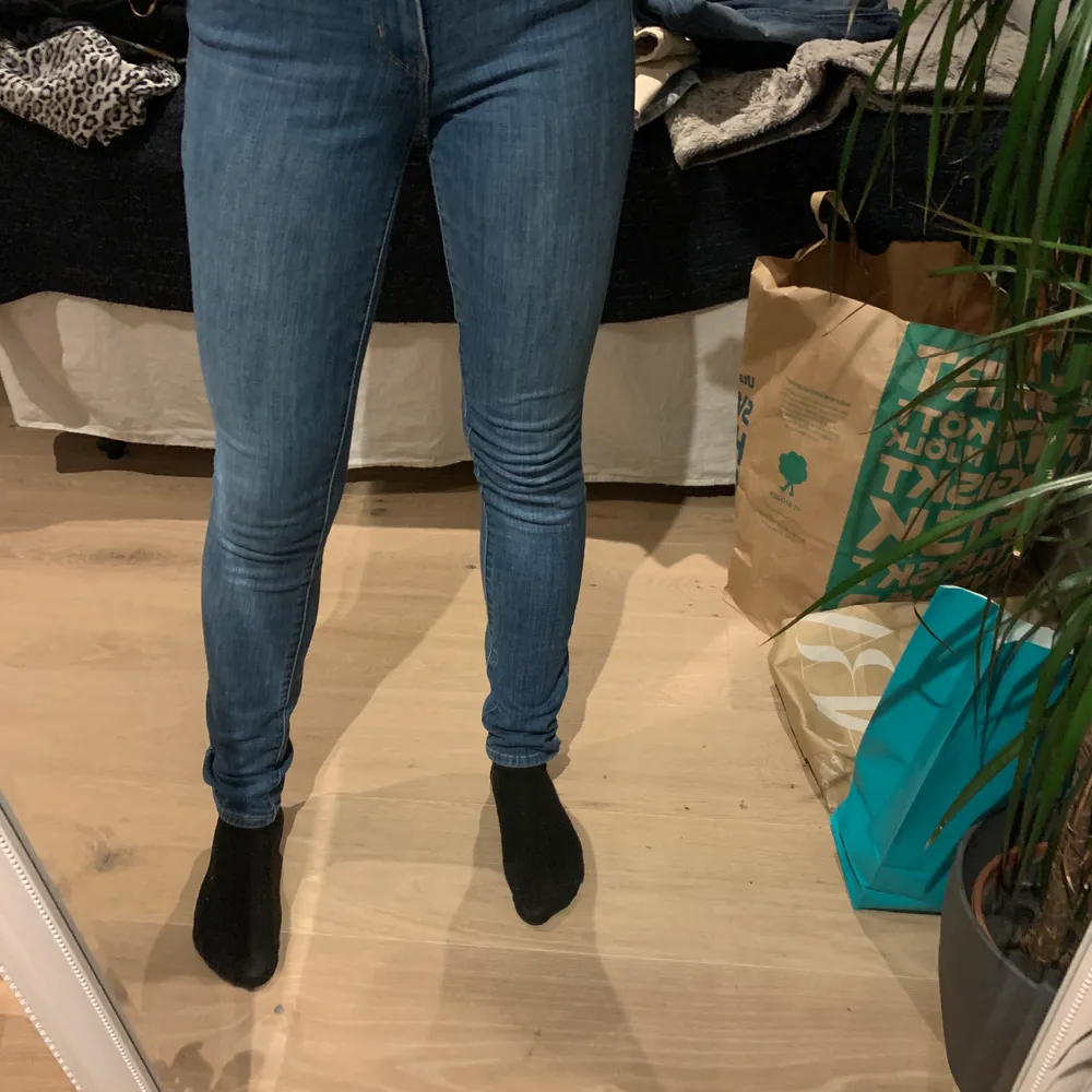 Helt vanliga tighta blåa jeans från Levis. Passar till allt! Lite ljusare än vad som framkommer på bilderna, storlek 26 men jag som vanligtvis är en 24-25 tycker det sitter bra. Jeans & Byxor.