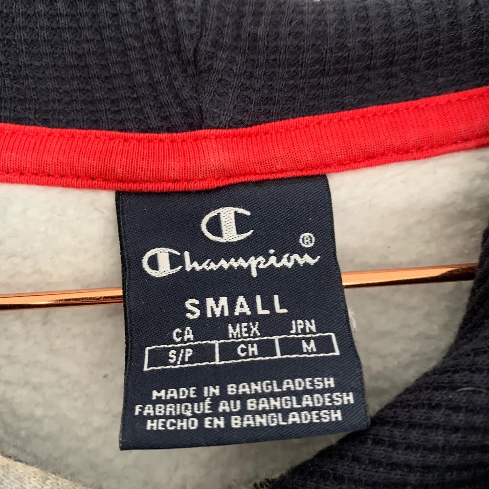 Champion hoodie i storlek S, inte använd så många gånger!! 150kr + frakt (pris kan diskuteras)💞💞. Hoodies.