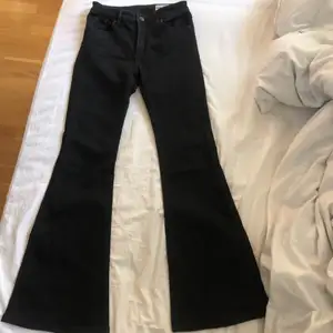 ett par bootcut jeans som är använda fåtal gånger (3 gger max) 