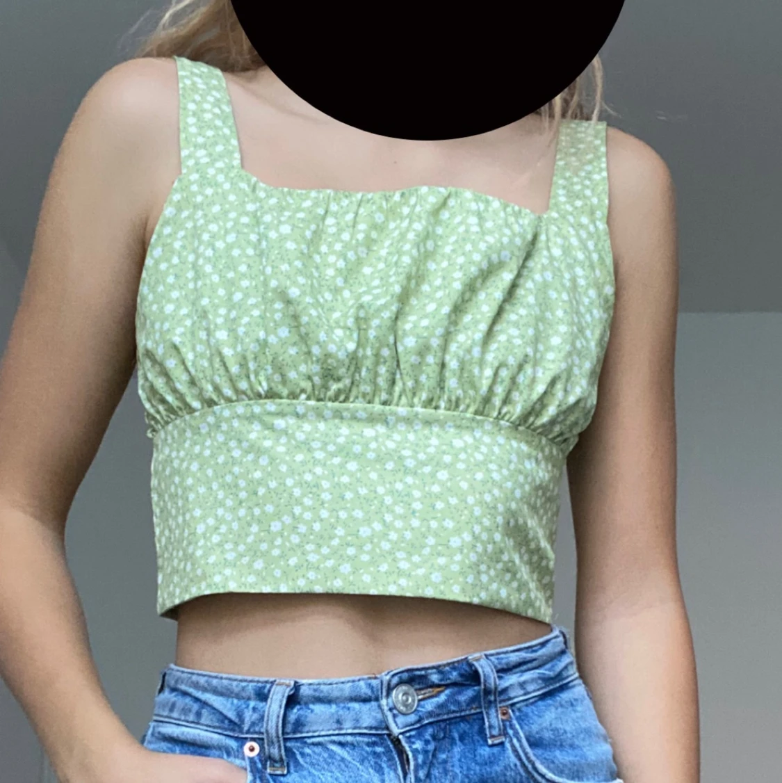 Ljusgrön topp med blommor  - 90