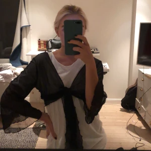 Knytblus - Svart knyt-topp. Superfint över skjorta, tröja, eller på stranden! Inköpt i Frankrike så vet ej vilken butik . Buda från 70kr (+frakt)