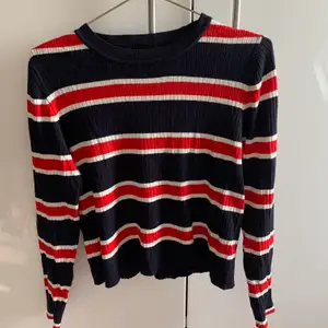 Randig tröja från H&M i stl L💓💓 är stretchig och har använts endast ett fåtal gånger. OBS!! Frakt ingår ej!!💓💓
