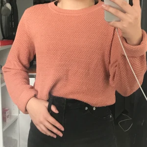 Tröja - En fin korallröd/orange stickad tröja. Materialet är inte alls stickigt och tröjan är endast använd max 3 gånger. 80kr + frakt (tar bara swish).