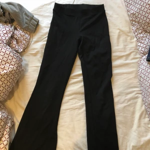 Utsvängda tights - Ett par svarta utsvängda tights