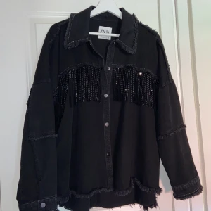 Svarta Zara jacka - Skitsnygg svart jacka från Zara, mycket populär och varit slutsåld! Köpte den i L för en overzise känsla vilket jag anser passar denna modeller mycket snyggare än en vanlig storlek. Tveka inte att skriva vid frågor eller bilder😀 nypris 500;- endast använd fåtal gånger. (Skulle säga att storlekar från 36-40 kan ha jackan beroende på hur man vill att plagget ska sitta)😀