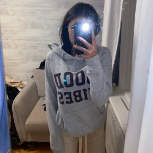 Grå hoodie - Grå hoodie med texten good vibes. Storlek Xs