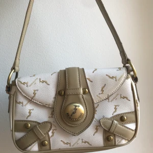 Snyggaste shoulderbagen 😍 - Perfekt passform och perfekt väska! Den rymmer mycket men är inte stor. One of a kind då jag köpte den på en vintage butik i Paris! 🌼 budgivning vid fler intresserade💕