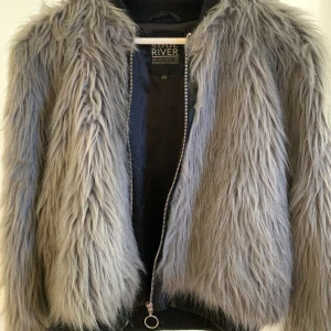 Jacka  - Snygg jacka i fuskpäls! Säljer pga aldrig använd tyvärr. Frakten ligger på 50kr🥰