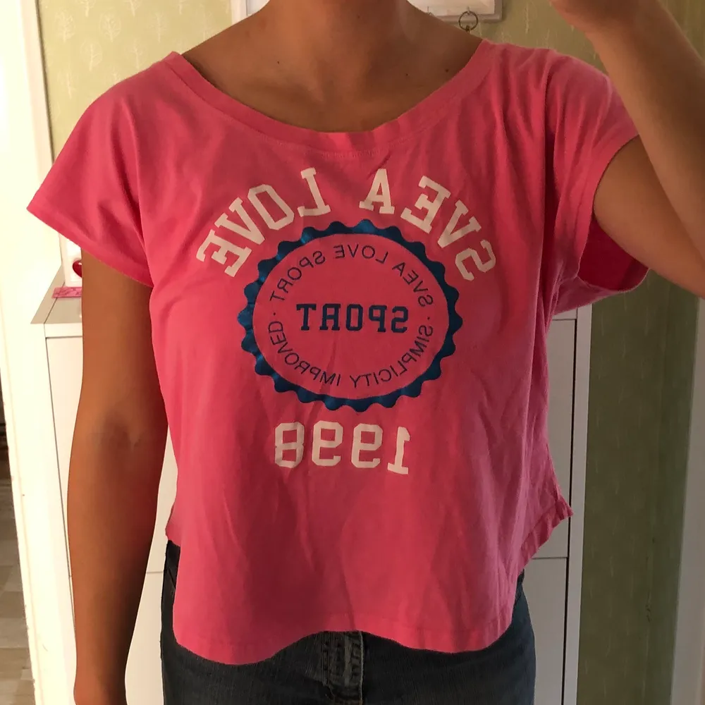 Söt rosa tröja från Svea. Kan användas både på träning och till vardags. Använd endast fåtal gånger och är i fint skick.. T-shirts.