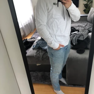 The North Face hoodie strl M - Vit tröja med tryck på bröstet och på luvan. Jag är 1,76 och väger 80kg 