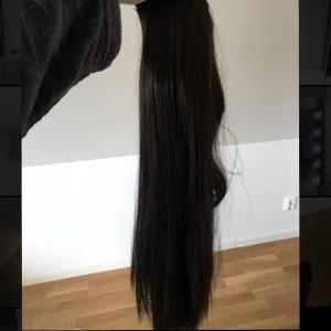 Clip-in ponytail - Syntetiskt löshår Ponytail i mörkbrunt. 50cm. Använd 2 gånger. Köpt från Rapunzel för 399kr. Frakten ingår i priset ✨💓