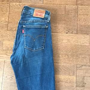 Blåa Levis jeans. Modell 710 super skinn. Storlek 26. Pris: 100 kr eller bud