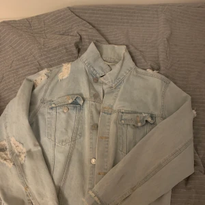 Jeansjacka - Jeansjacka från Bikbok, oversize. Frakt ingår.