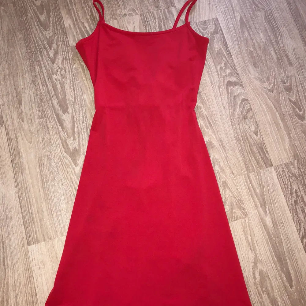 Röd klänning från H&M med öppen rygg och snörning. Strl 36, knappt använd. . Klänningar.