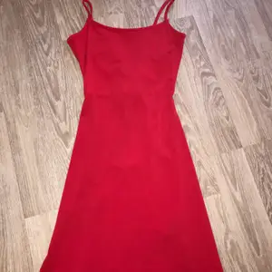 Röd klänning från H&M med öppen rygg och snörning. Strl 36, knappt använd. 