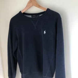Ralph lauren collegetröja - Mörkblå collegetröja, i väldigt fint skick