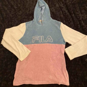  - Jättesöt fila tröja i nyskick! Passar perfekt nu när våren är här ❣️köpt i New York 