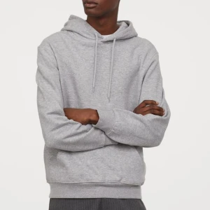 Grå hoodie - Säljer min fina gråa hoodie köpt på HM man flr 299kr! Intr nopprif eller skadad på något vis💗💗passar mig som är tjejj och har en S eller M ibland