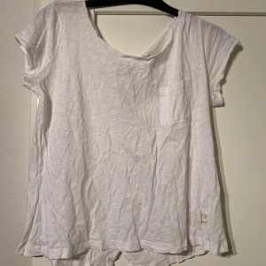 Supersöt oddmolly t-shirt - Säljer min supersöta oddmolly t-shirt! Använt få gånger. I storlek 2 vilket motsvarar typ S! Super skön och passar verkligen till allt! Allt ifrån ett par snygga slitna jeans till en fin kjol! Köparen står för frakten 