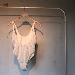 Body med låg rygg från bikbok - Fin vit body med låg rygg! Använd vid något tillfälle så den är som i nyskick! Skriv för fler bilder samt fraktkostnad ✨💛