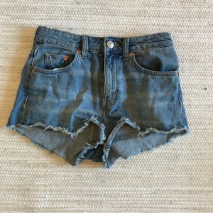 H&M jeans shorts strl xs/s - Säljer ett par klassiska jeans shorts från H&M DIVIDED💓 Är köpta second hand men är i väldigt bra skick då jag aldrig har använt dem och de var nästan nya när jag köpte dem. Säljer dem för 80kr🥰