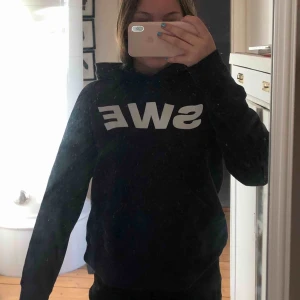  - En gammal secondhand hoodie som är mörkblå med trycket ” swe ”. Tröjan är i fint skick och nt använd mer än 3 ggr! 💕💕