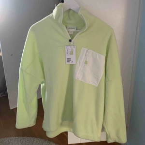  - Super snygg fliströja från monki i limegrön💖 Säljer för att den tyvärr inte kommit till användning :/