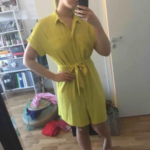  - Senapsgul klänning.  