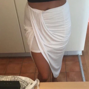 Vit kjol  - Vit kjol, strl 34 men passar också 36.❤️