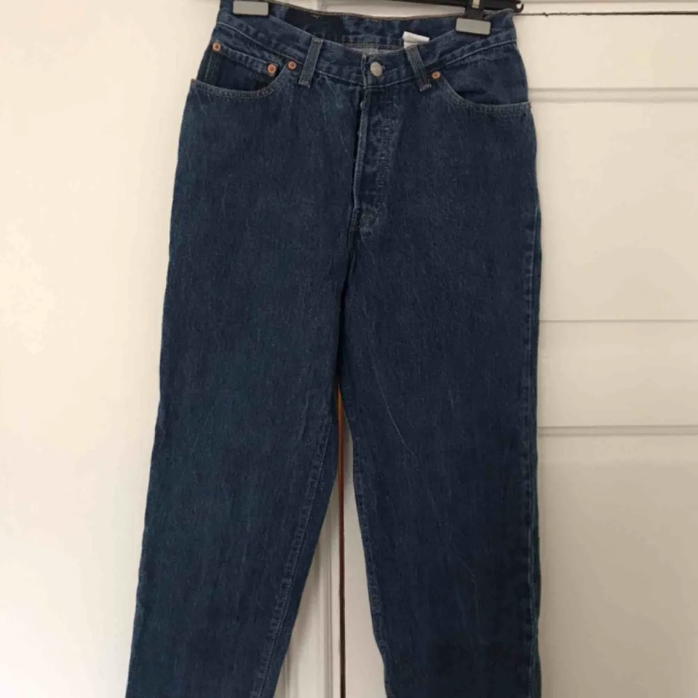 Amerikanska vintage Levis. Begagnade men utan fläckar, hål eller större slitage. Är uppsydda nertill av tidigare ägare. Höga i midjan och knappgylf. Skulle säga att de motsvarar en 28 i storlek.   Kan hämtas upp eller så tillkommer frakt. . Jeans & Byxor.