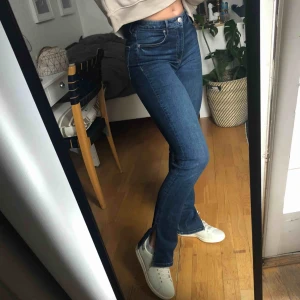  - Högmidjade jeans från zara med slits nedtill, väldigt stretchiga och sköna. Använda fåtal gånger! 